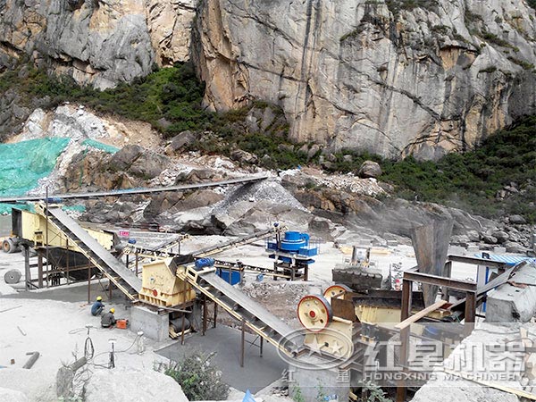 河卵石制砂現(xiàn)場(chǎng) 河卵石制砂現(xiàn)場(chǎng)