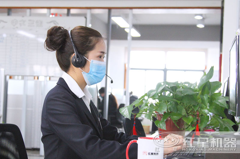 24小時(shí)客服全身心工作，用專注點(diǎn)亮了責(zé)任