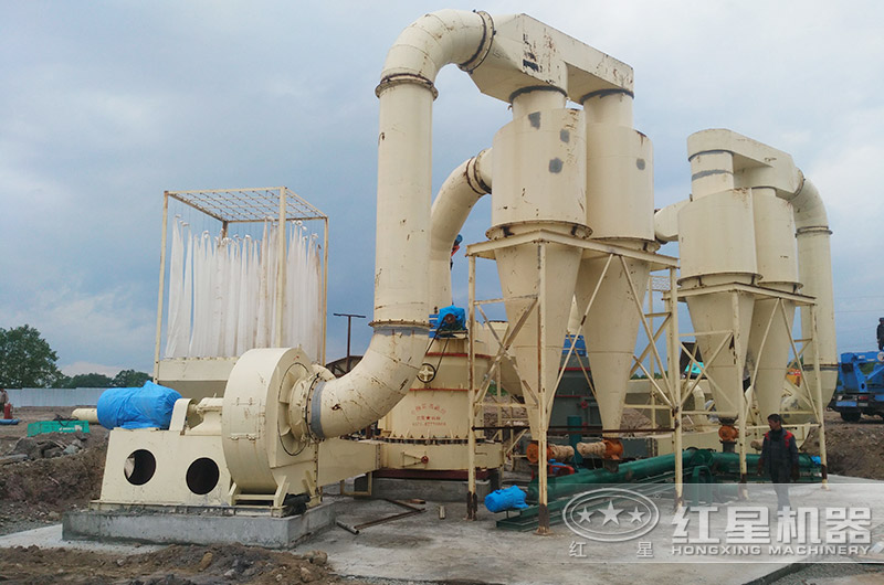 石英石室外磨粉生產(chǎn)現(xiàn)場(chǎng) 石英石室外磨粉生產(chǎn)現(xiàn)場(chǎng)