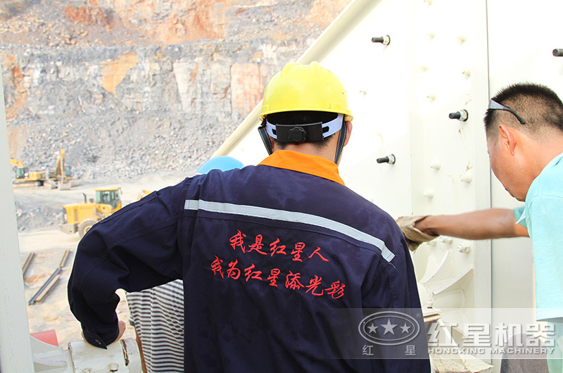 紅星技術(shù)員在用戶現(xiàn)場(chǎng)安裝指導(dǎo)中 紅星技術(shù)員在用戶現(xiàn)場(chǎng)安裝指導(dǎo)中