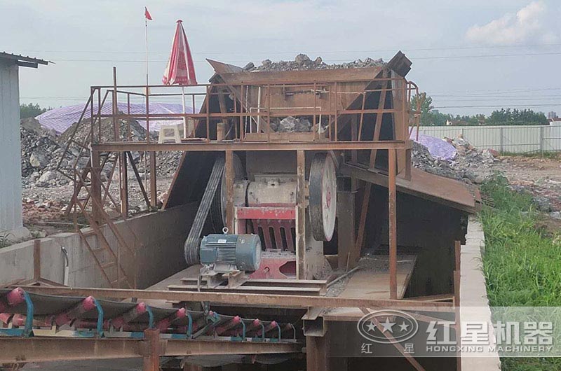 廢舊耐火磚破碎現(xiàn)場(chǎng) 廢舊耐火磚破碎現(xiàn)場(chǎng)