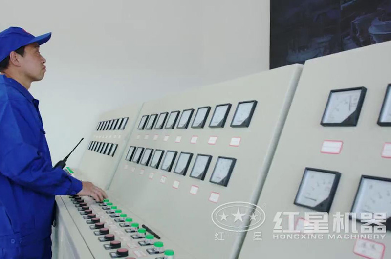 技術工程師正在調(diào)試機器