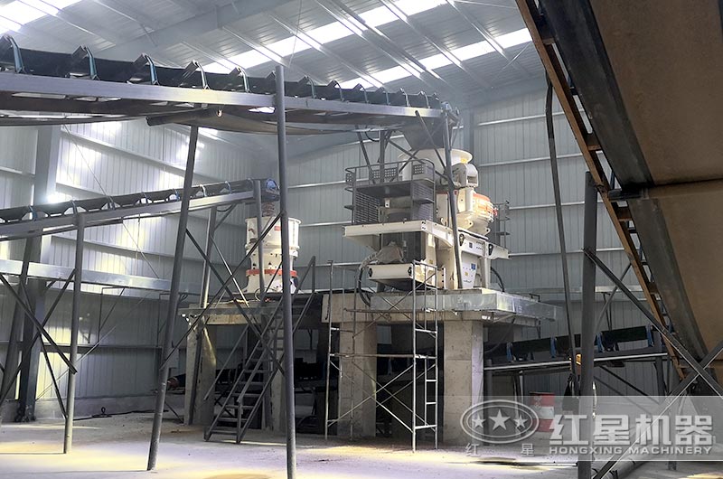 環(huán)保花崗巖制砂生產(chǎn)線現(xiàn)場，粉碎機選用圓錐破海和沖擊破