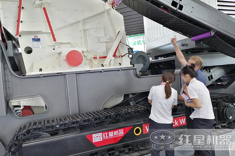 用戶(hù)到廠(chǎng)參觀(guān)考察大型移動(dòng)打沙機(jī)