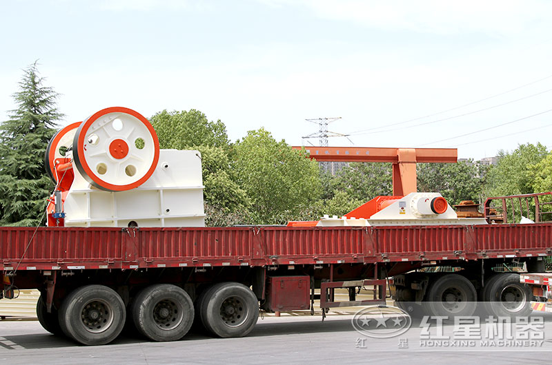 河南紅星顎式破碎機發(fā)貨現場