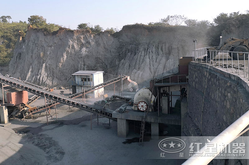 1214重錘破生產(chǎn)現(xiàn)場，破碎煤矸石