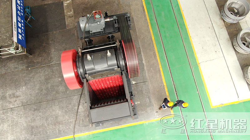 粗料破碎機(jī)一臺(tái)多少錢，每小時(shí)產(chǎn)量多少噸，有沒(méi)有現(xiàn)場(chǎng)視頻